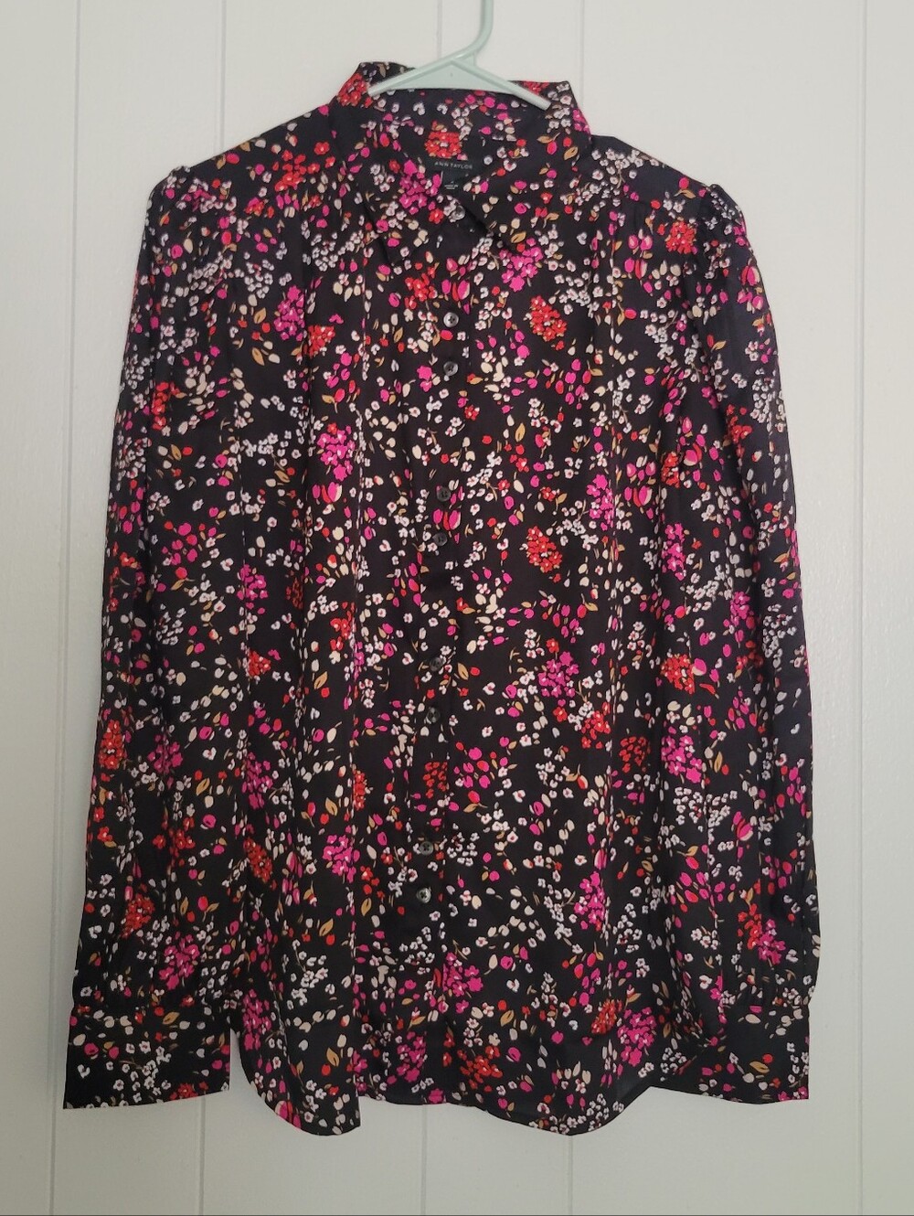 NWT Ann Taylor Floral Print Button Down Shirt Blouse Black Red Pink Collared MD